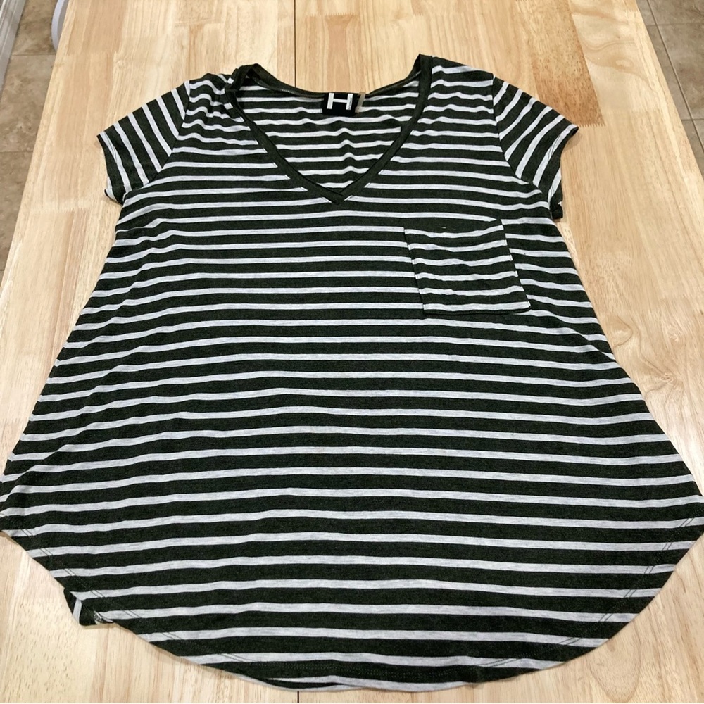 H by Bordeaux Women’s Striped V-Neck Tee with Pocket Size M